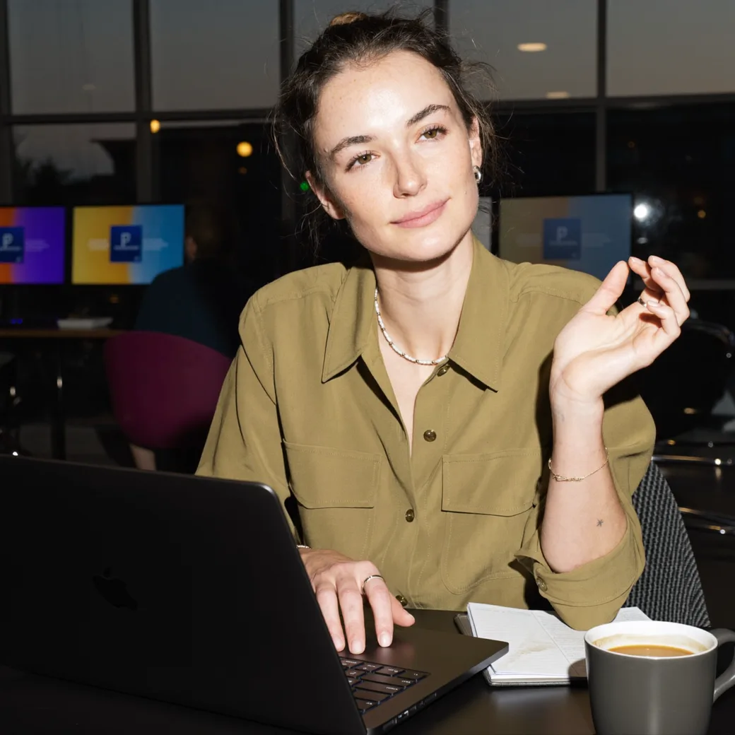Kobieta przy laptopie z kubkiem kawy